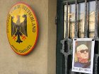 Бандеровцы Львова атаковали консульство Германии с требованием восстановить справедливость