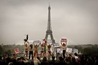 Масштабная акция FEMEN в Париже: «Аллах создал меня голой!»