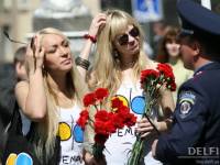 Лебедушки из FEMEN опять явили миру свои «мелкокалиберные прелести». Даже на колокольню взобрались