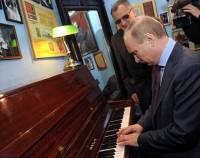«Студентка, комсомолка, спортсменка…». Великий Путин умеет не только глубоко нырять, высоко летать и править страной, но и играть на пианино