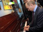 Много дивного на свете: Путин на клавишах, СИЗО без уголовников, забор – без хозяев. Картина дня (11 апреля)