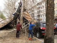 В Крыму ураган превратил десятки машин в груду металла