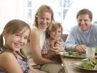 Ужин в кругу семьи снижает риск ожирения у детей. Да и у родителей тоже