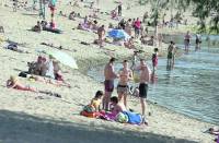 Столичные пляжи усыпаны мусором и телами изнемогающих от жары киевлян