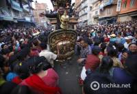 Красивая традиция. В Непале женщины тащат колесницу с богом дождя