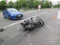 Киев. Женщина за рулем каким-то чудом не заметила мотоцикл. Бригаде скорой пришлось потрудиться