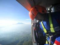 Спасатели прекратили поиски обломков самолета, разбившегося в Индонезии