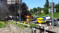 На Академгородке в Киеве взорвалась и сгорела маршрутка