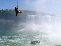 Чудеса иногда случаются. Американец выжил после прыжка в Ниагарский водопад