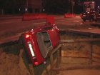 В Киеве автомобиль ушел под землю прямо посреди дороги