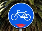 Один француз очень любит поиздеваться над дорожными знаками