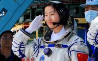 Китай отправил в космос первую женщину-астронавта