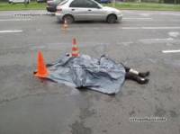 В Киеве груженый МАЗ раздавил насмерть пешехода