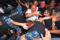 Вы видели, сколько вчера под Украинским домом было спортсменов? Им обещали заплатить по 200 долларов, а заплатили только по 100 /«Беркут»/