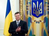 Народ поздравляет Януковича: Включайте камеру, я ему в честь дня рождения все скажу