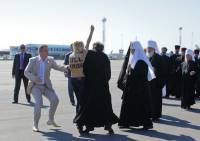 Вот так Патриарха от «Femen-бесовки» батюшки с бодигардами спасали