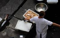 Приятного аппетита. Работники киевского общепита сортируют мясо рядом с общественным туалетом