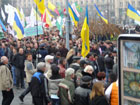 Защитники украинского языка под стенами Рады призывают к революции. Правда, как-то не решительно
