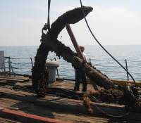 Со дна Черного моря выудили старинный якорь, которому не менее 100 лет