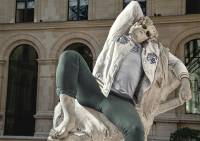 Француз решил, что даже статуи должны носить одежду
