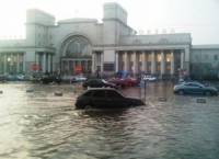 Из-за сильного дождя Днепропетровск ушел под воду. Машины буквально плавали по городу