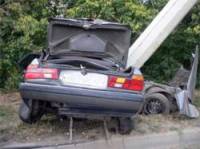 В Сумах BMW напоролся на столб. Машину разорвало пополам, погиб один человек