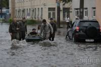 Потоп по-киевски. Жители столицы пересекают улицы на надувных лодках