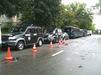 Под судом Тимошенко уже стоят автобусы с «Беркутом». Сторонники с плакатами пока опаздывают