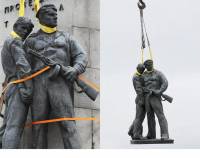 В центре Киева демонтировали памятник советским морякам