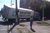 В Одессе чуть не перевернулся грузовик, провалившись перед этим под землю