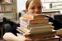 Табачник рапортует, сколько потратил на новые учебники, а детям в школе выдают семилетнее старье