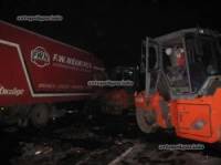 В Киеве грузовик Mercedes врезался сразу в два асфальтоукладчика. Пострадал рабочий
