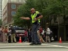 Американский полисмен разрулил дорожный затор с помощью танца