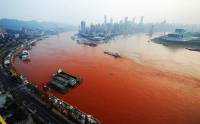 Крупнейшая река Китая внезапно стала кровавого цвета