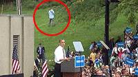Охранник Обамы справил малую нужду рядом со сценой, где толкал речь президент