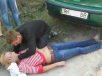 В Одессе неадекватная девушка бросилась под колеса автомобиля