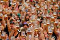 Пока в Украине все готовятся к выборам, в Мюнхене пиво льется рекой. Везет некоторым…