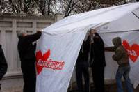 Предвыборная гонка становится все интереснее. На Харьковщине уже громят палатки «Батькивщины»