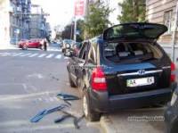 В Киеве девушка за рулем Range Rover случайно опрокинула Hyundai Tucson