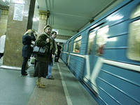 Движение поездов на станции метро «Дорогожичи» возобновили. Бомбу не нашли, зато активно ищут «минера»