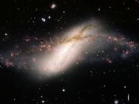 Глазастые астрономы умудрились сфотографировать необычную галактику