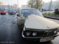 В Киеве мужчина разворотил свой BMW о столб