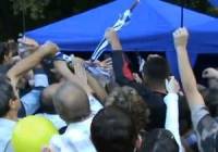 Донбасс во всей красе… Из-за копеечных зонтиков с символикой ПР произошла массовая драка