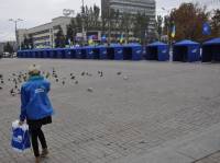 Последний парад наступает. Регионалы превзошли сами себя, превратив центр Донецка в «голубое царство»