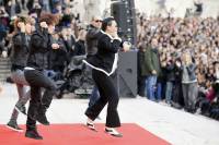 Корейский певец устроил в Париже шикарный флешмоб