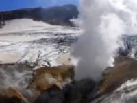 Проснувшийся на Камчатке вулкан снес потоком лавы базу ученых и домики туристов