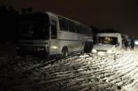 На трассе Киев-Чоп автобус с детьми оказался в снежной ловушке