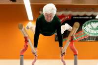 Старость, перед которой хочется снять шляпу. В 87 лет бывшая спортсменка творит в спортзале невообразимые вещи