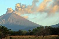 В Никарагуа все еще извергается активизировавшийся вулкан