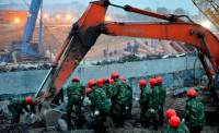В Китае рухнул строящийся туннель метро. Спасатели ищут под завалами людей